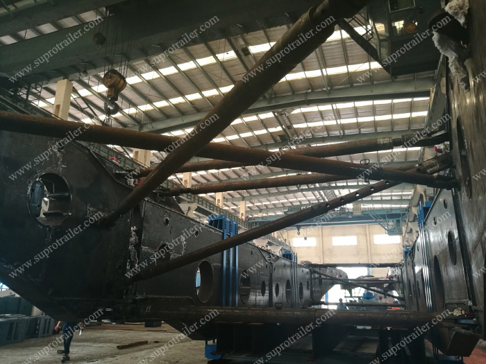 width adjustable cylinders of girder bridge trailer