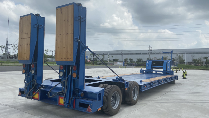 Remolque de cama baja con ejes de bogie de dirección automática