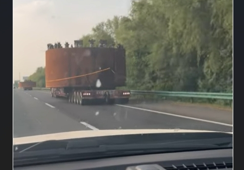 ¡La carga ocupa la mitad del carril adyacente! ¿Se permite tal carga en la carretera en tu país?