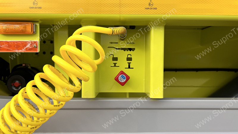 Extendable Blade Transport Trailer has Gooseneck