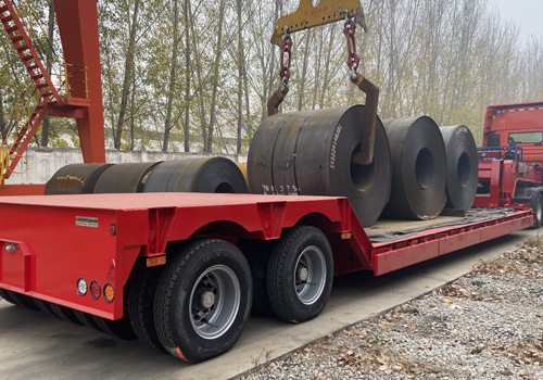 Remorque à plateau bas avec col de cygne amovible