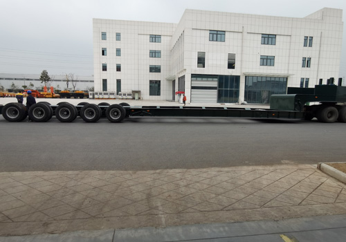 Transporteur de tours avec système de direction automatique