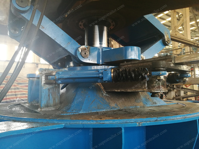 rear steering cylinders and lifting cylinders of girder bridge trailer
