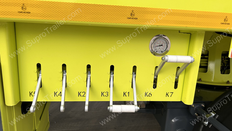 Extendable Blade Transport Trailer has Gooseneck